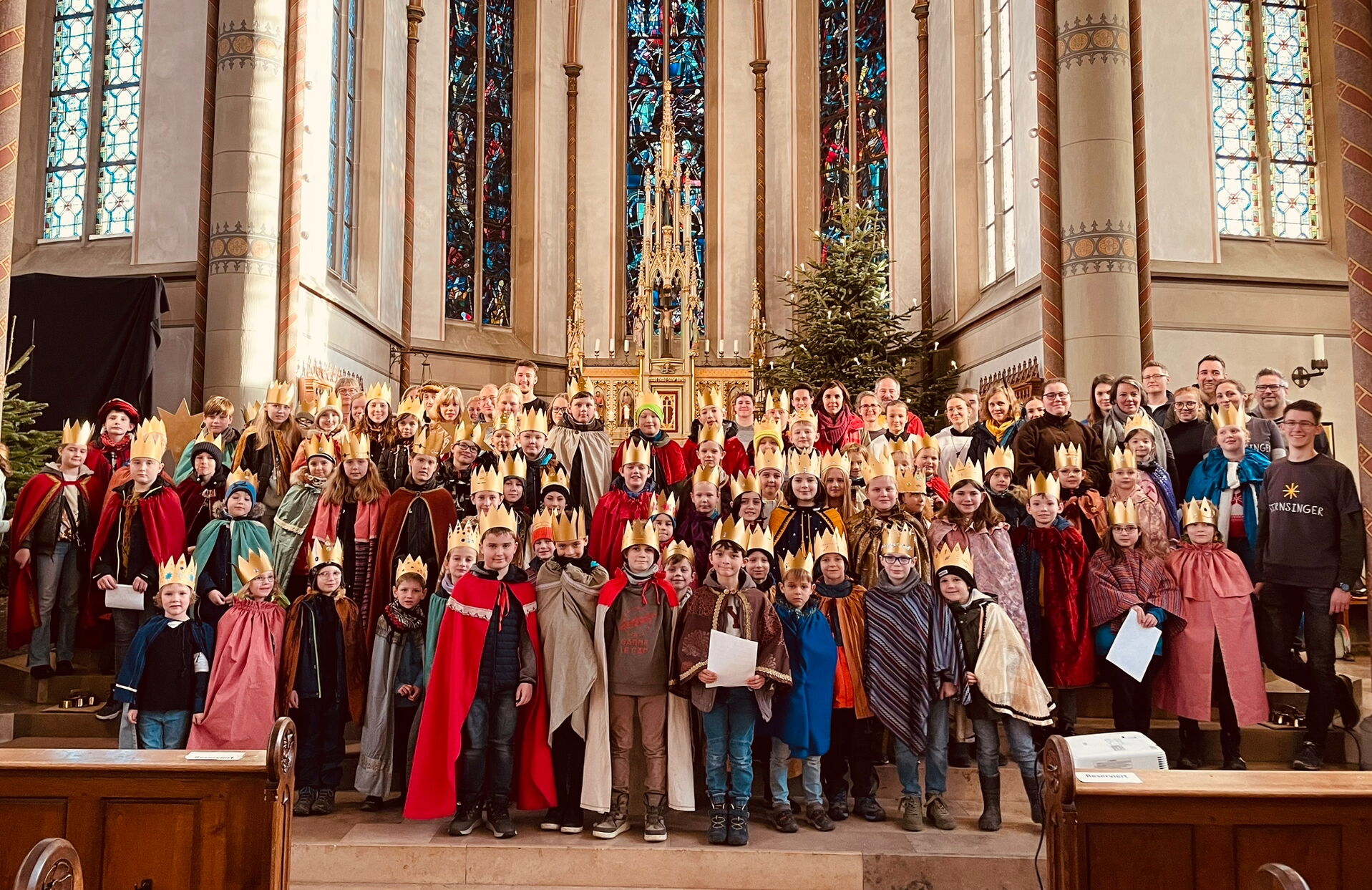 Alle Sternsinger vor dem Altar der Kirche zum Gruppenfoto versammelt