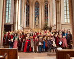 Alle Sternsinger vor dem Altar der Kirche zum Gruppenfoto versammelt